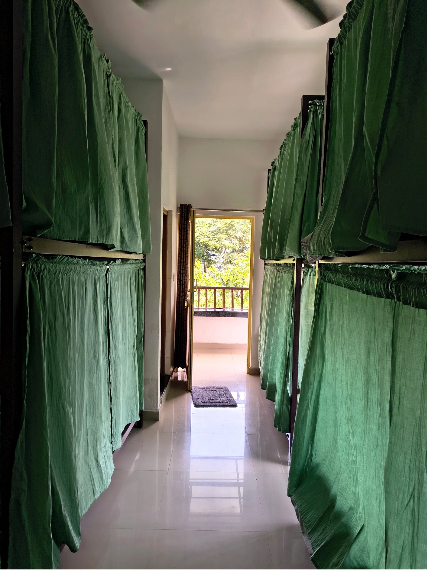Roaming Souls Hostel Munar - Tap to explore photos