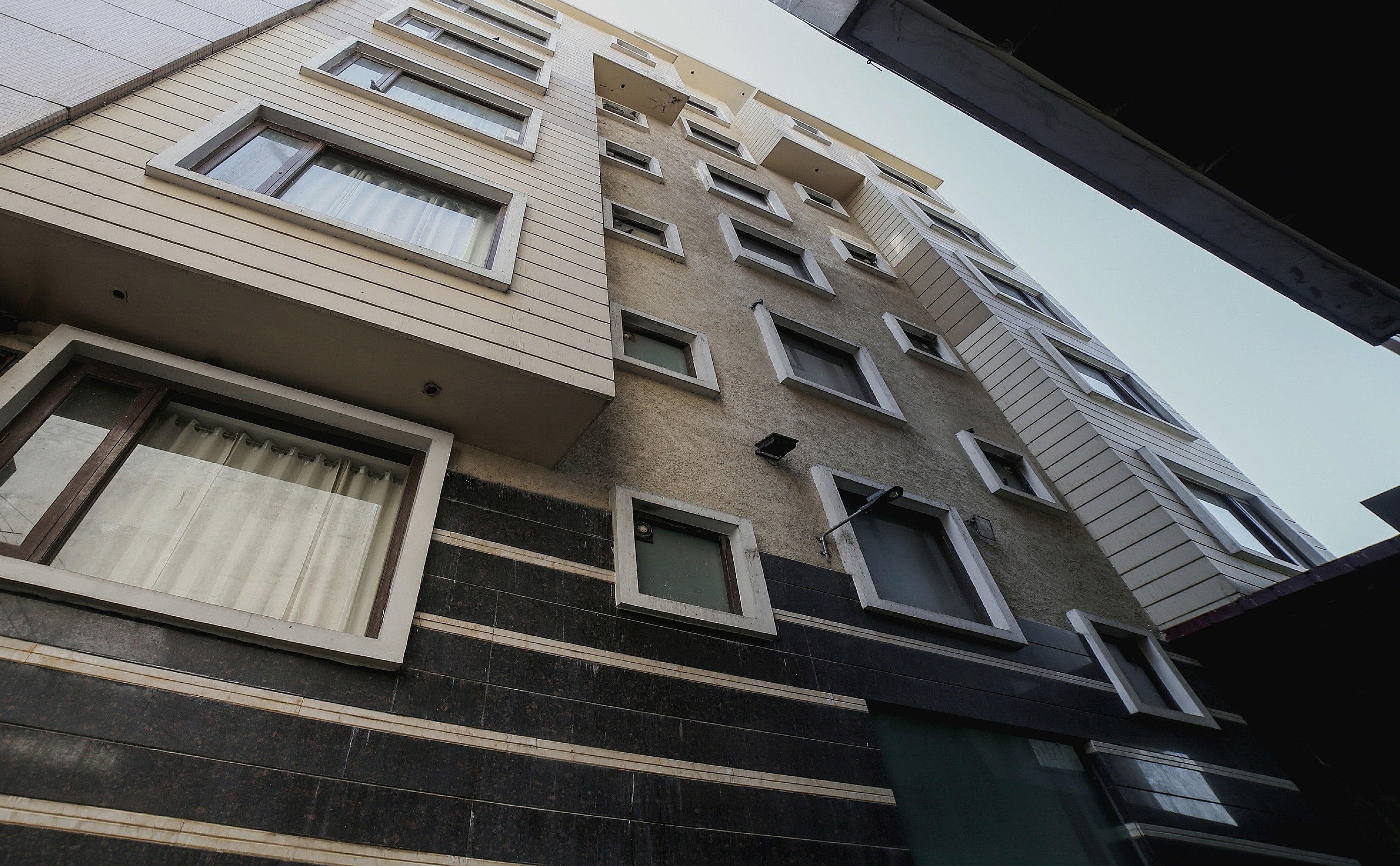 Townhouse Hollywood Heights - Tap to explore photos