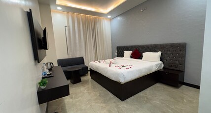 HOTEL STATUS CLUB Room Type - Super Deluxe