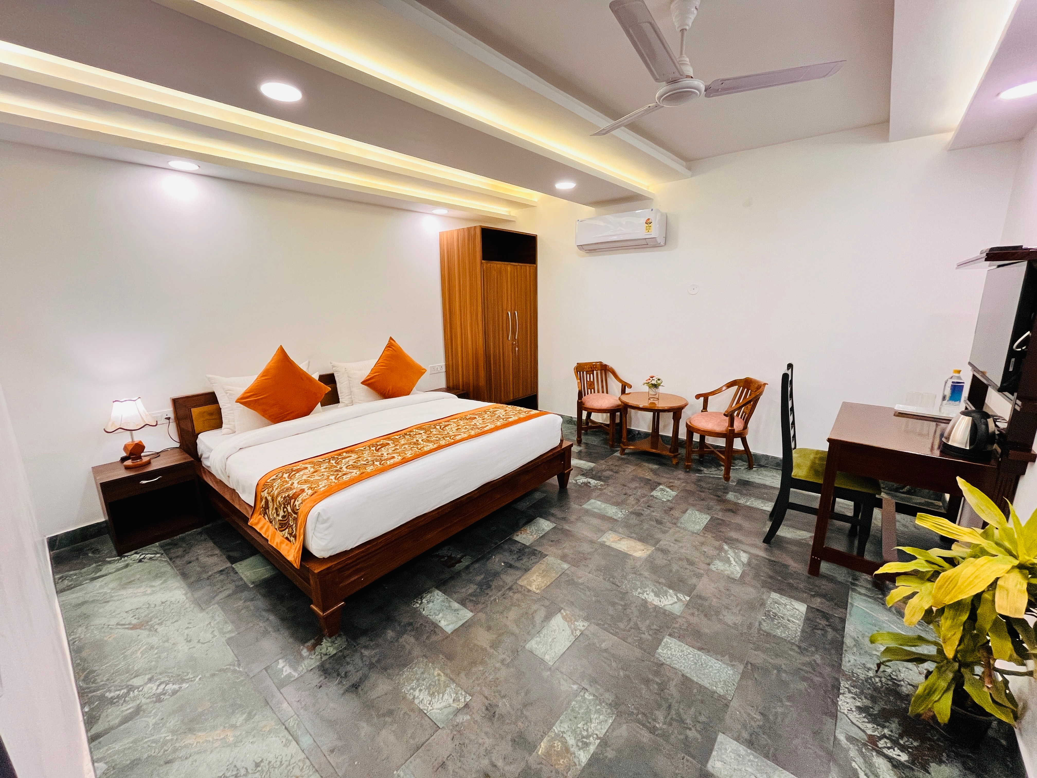 Hotel Green Galaxy - Green Park South Delhi - Tap to explore photos