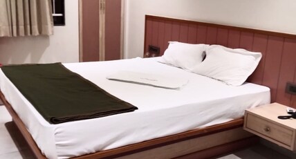 Hotel Dhanashri Room Type - Super Deluxe Room Non Ac