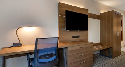 Holiday Inn Express Hotel and Suites Natchitoches Room Type - 1 King Bed Standard Comm Accessible Tub