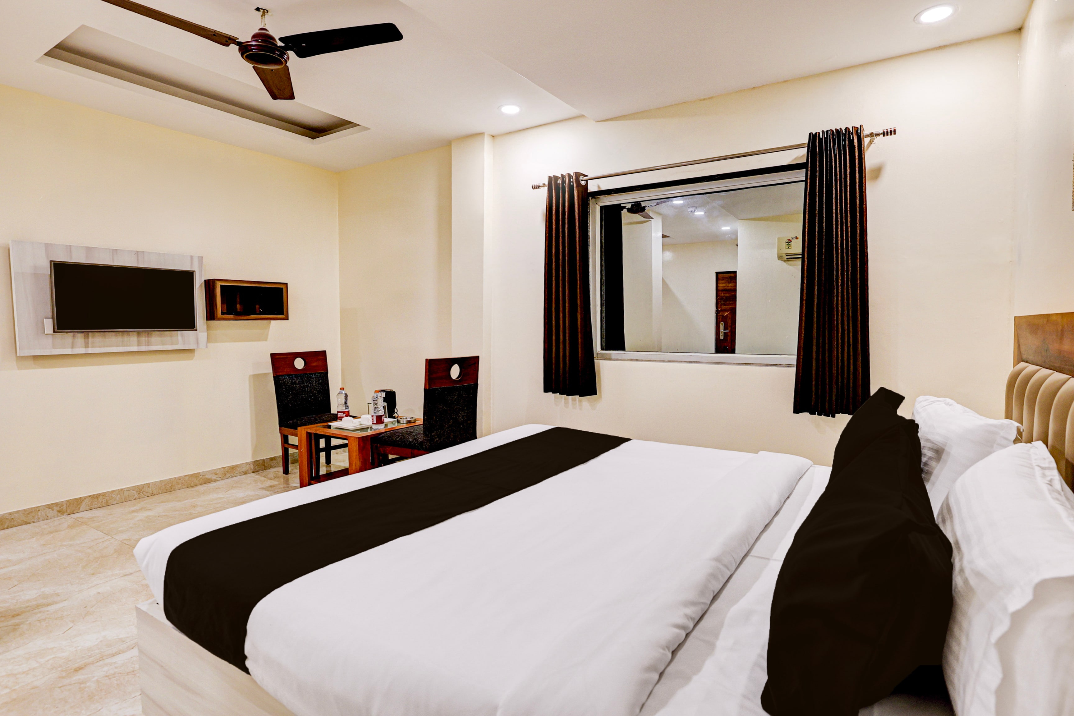 Townhouse OAK The Hotel Square Villa - Tap to explore photos