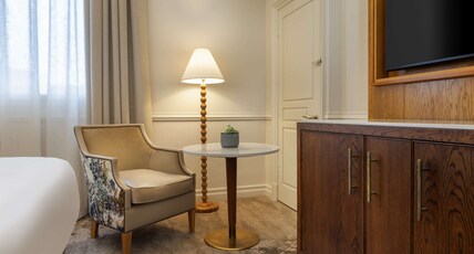 The Caledonian Edinburgh, Curio Collection by Hilton Room Type - PREMIER QUEEN ROOM