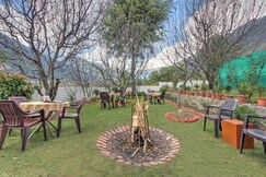 The Mountain Face (Snow City Hotels)