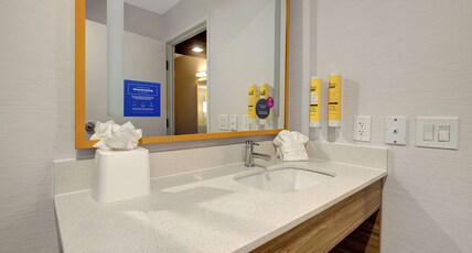 Tru by Hilton Galveston Room Type - 2 QN BLCNY ACC TUB