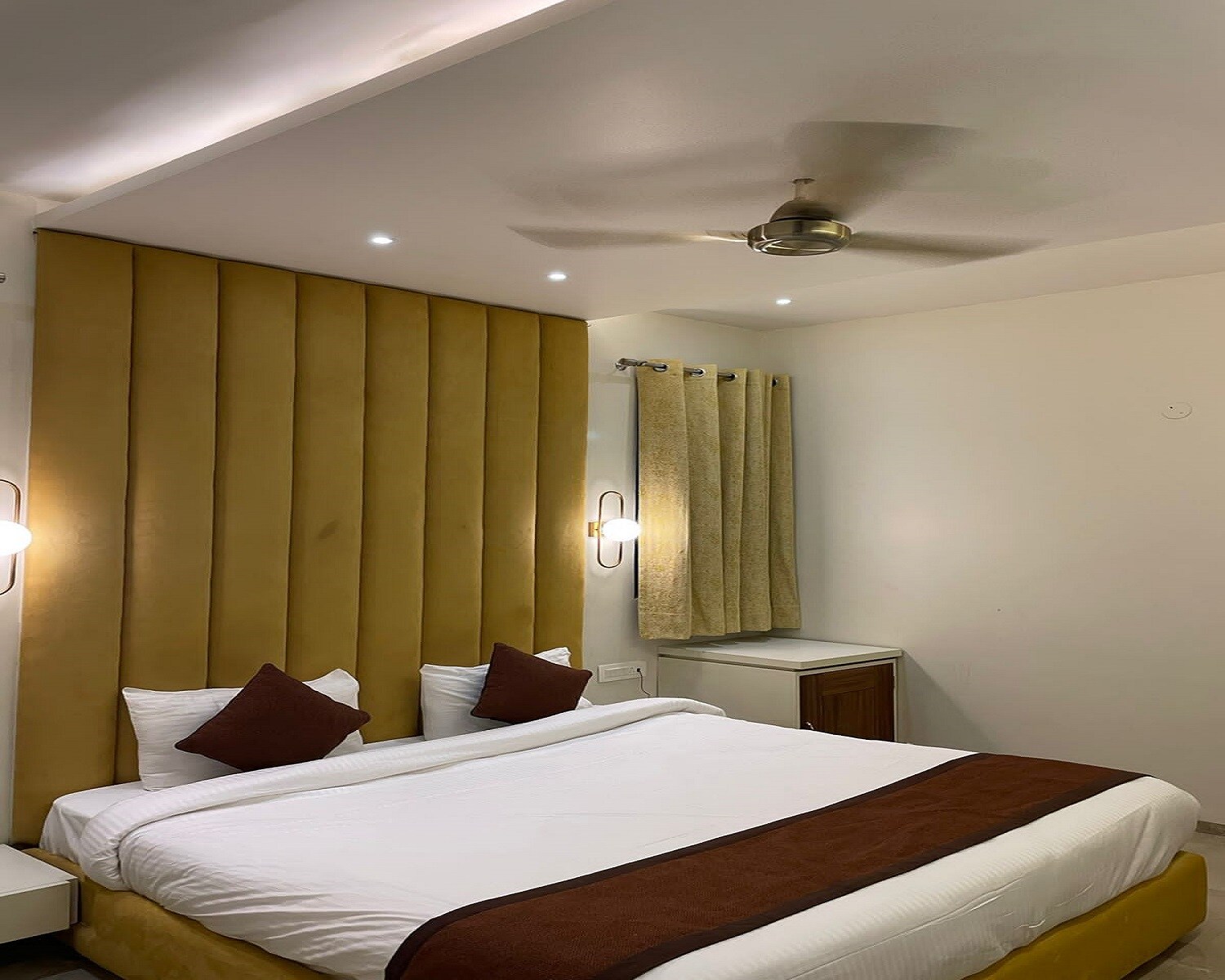 Hotel Kshitij Royal, Zirakpur - Tap to explore photos
