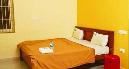 Hotel Senthooran Residency Room Type - Standard Room with King Bed (NON AC)