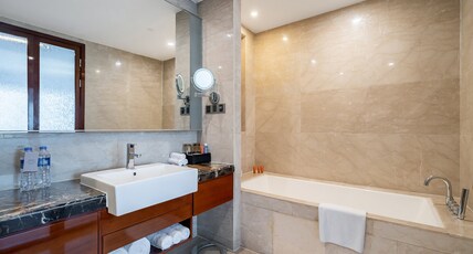 Crowne Plaza ZHENJIANG Room Type - 1 Bedroom Suite River View Crowne Plaza ZHENJIANG Room Type - 1 Bedroom Suite River View