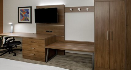 Holiday Inn Express & Suites Austin North Room Type - 2 Queen Standard Communication Accessible Tub