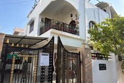 Amolak House Cozy 2 5 BHK near Fateh Sagar