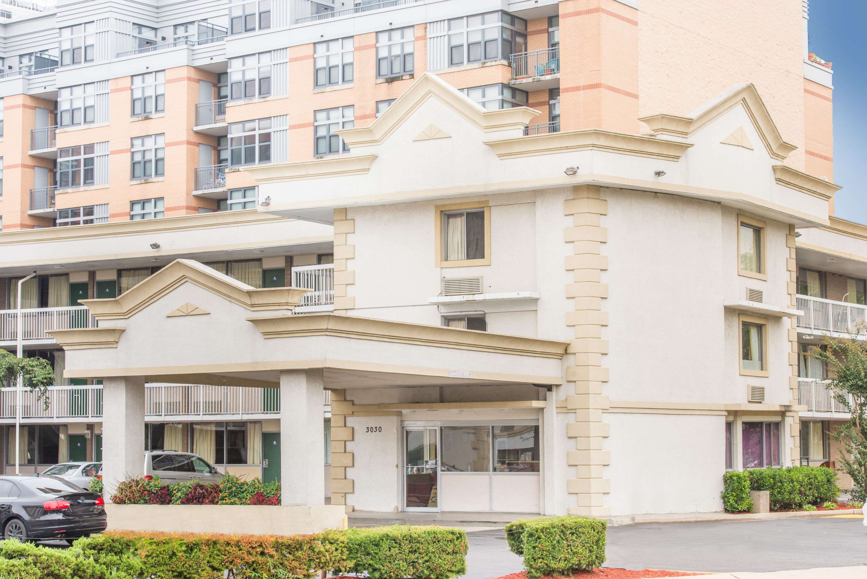 Days Inn by Wyndham Arlington Pentagon - Tap to explore photos