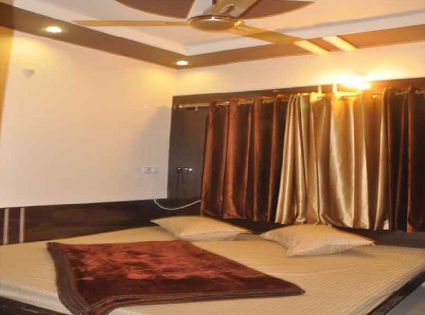 Hotel Deep - Tap to explore photos