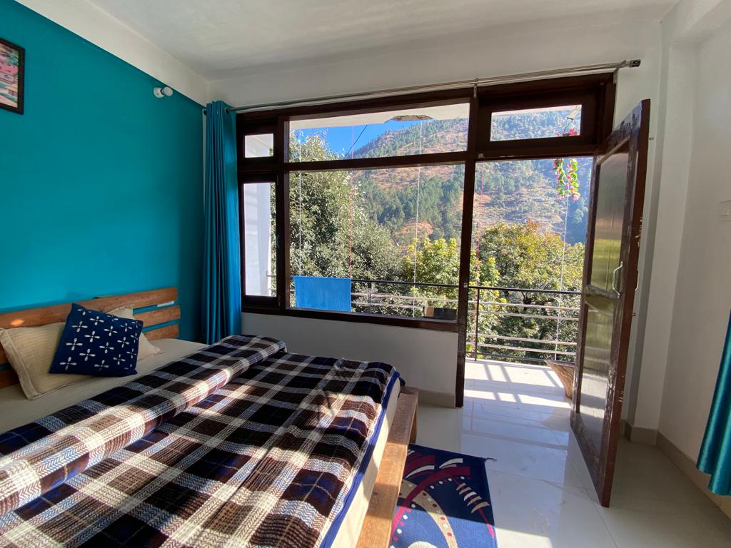 Oak Tree Homestay | Rooms & Kitchen - Tap to explore photos