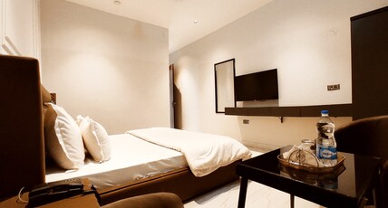 HOTEL MONDAY - Your Standard And Comfortable Stays Room Type - Deluxe King Room
