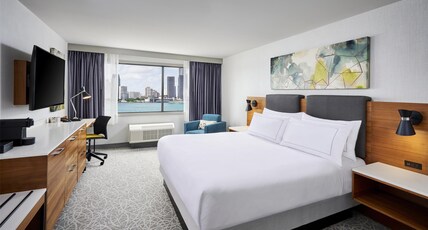 DoubleTree by Hilton Windsor Hotel & Suites Room Type - 1 KING WATER VIEW W  SOFA