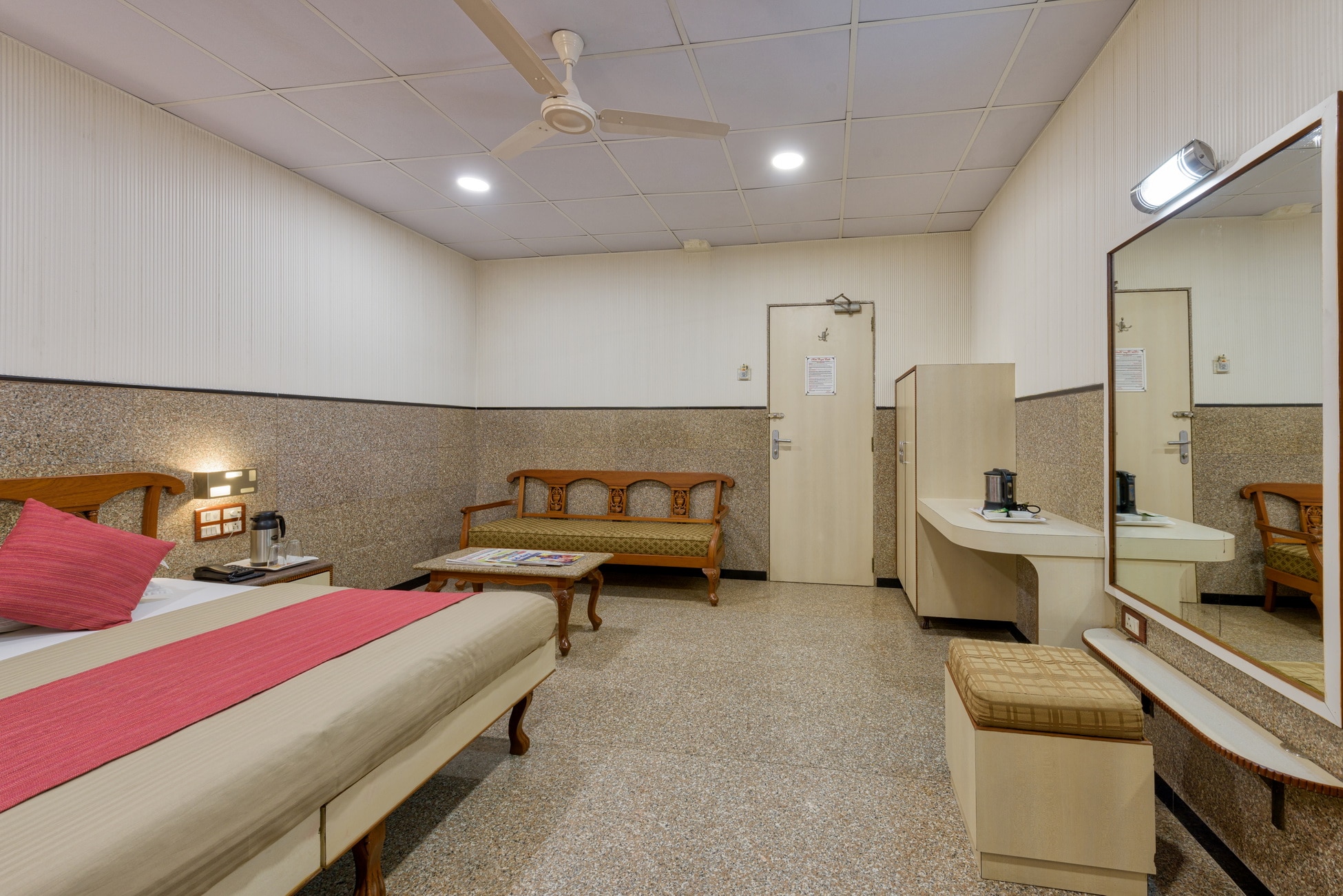 HOTEL ROYAL CASTLE - Tap to explore photos