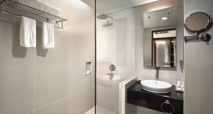 Best Western Plus Coco Palu Room Type - 1 Queen Bed, Smoking Room, Deluxe Room, Wi-Fi, Shower, Safe, City View, Full Breakfast
