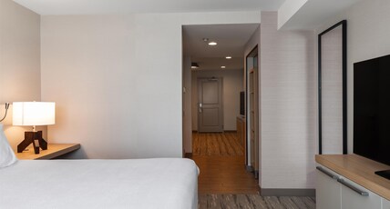HILTON GARDEN INN AUBURN Room Type - 1 KING JUNIOR SUITE