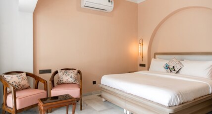 Girisadan - A City Centre Boutique Hotel Room Type - Junior Suite Balcony With  Garden View