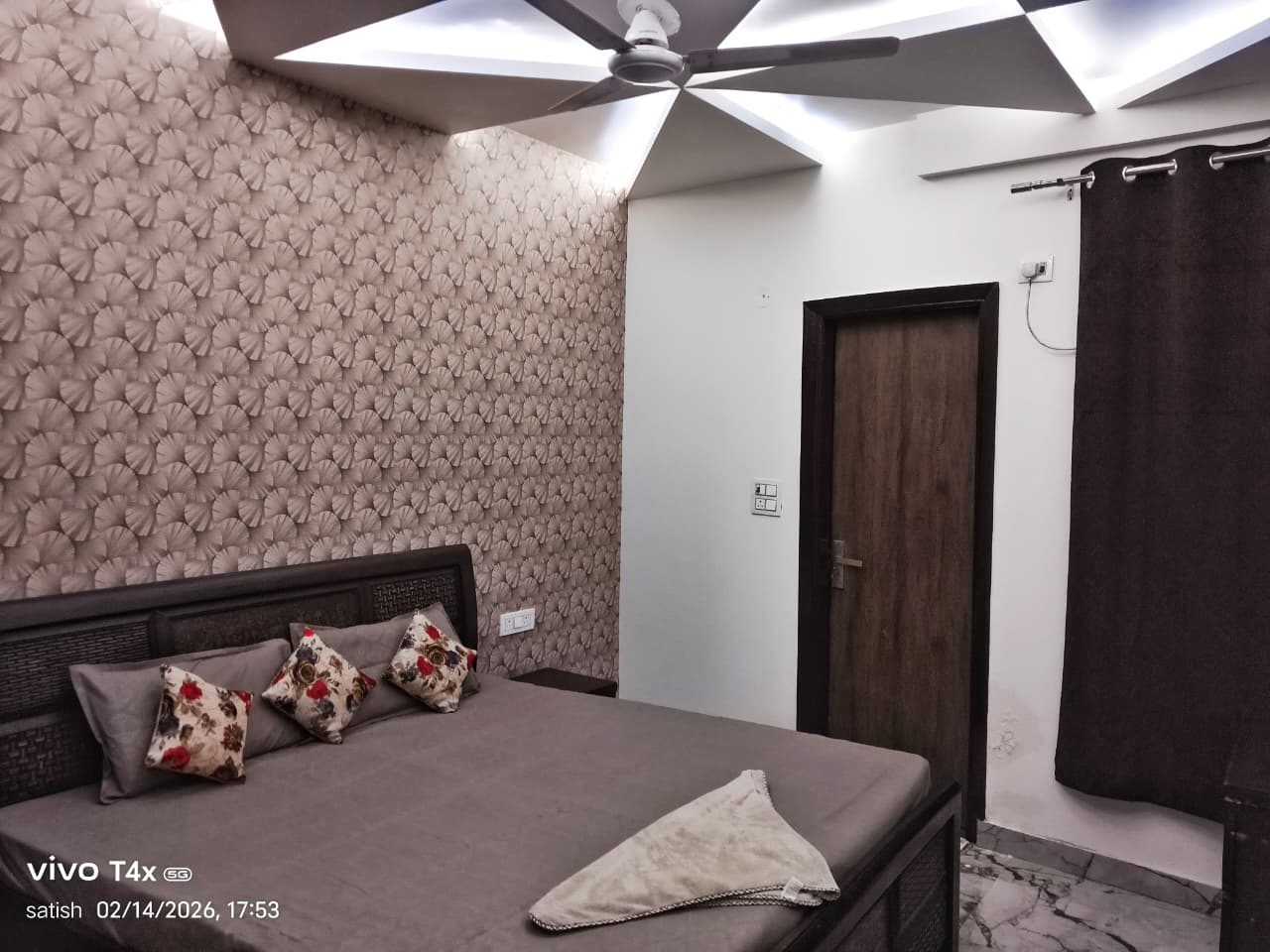 Baba tana 3BHK DWARKA - Tap to explore photos