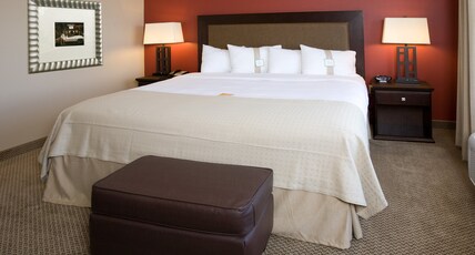 Holiday Inn Hotel & Suites BAKERSFIELD Room Type - 1 King Bed Standard Mobil Accessible Tub