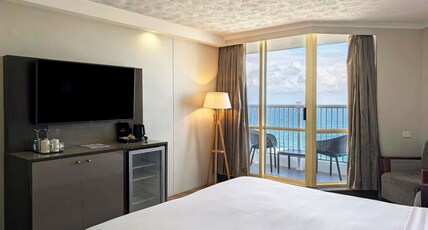 Novotel Surfers Paradise Room Type - Superior Family Room, 1 King + 2 Singles