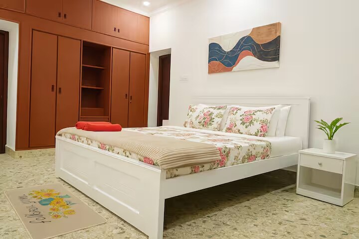 Tourist Friendly Nest Studio Room @BirlaMandir - Tap to explore photos