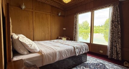 LORD PALACE HOUSEBOAT Room Type - Deluxe Room with Lake View