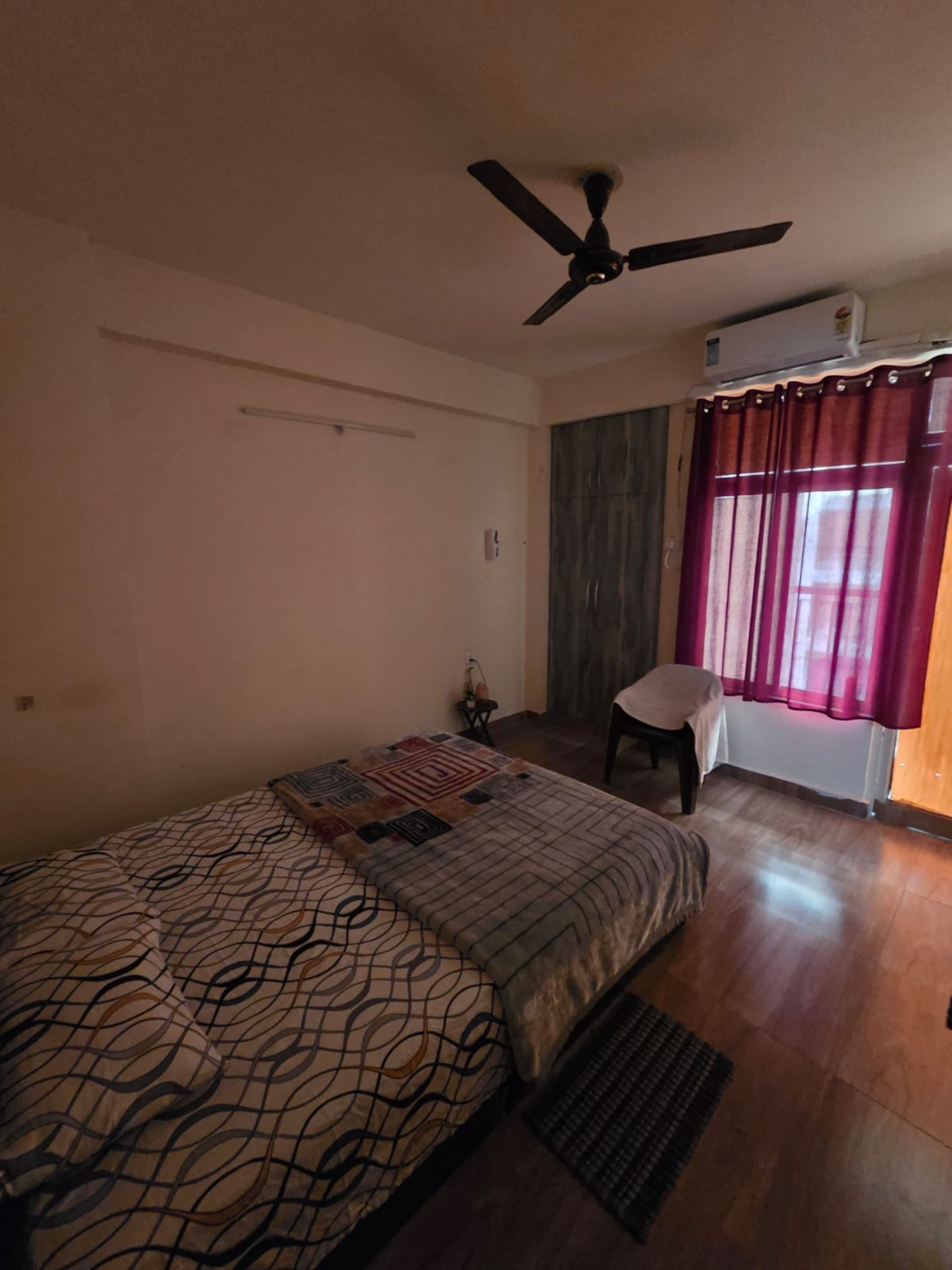 1 Bhk Shared |Private AC room with balcony - Tap to explore photos