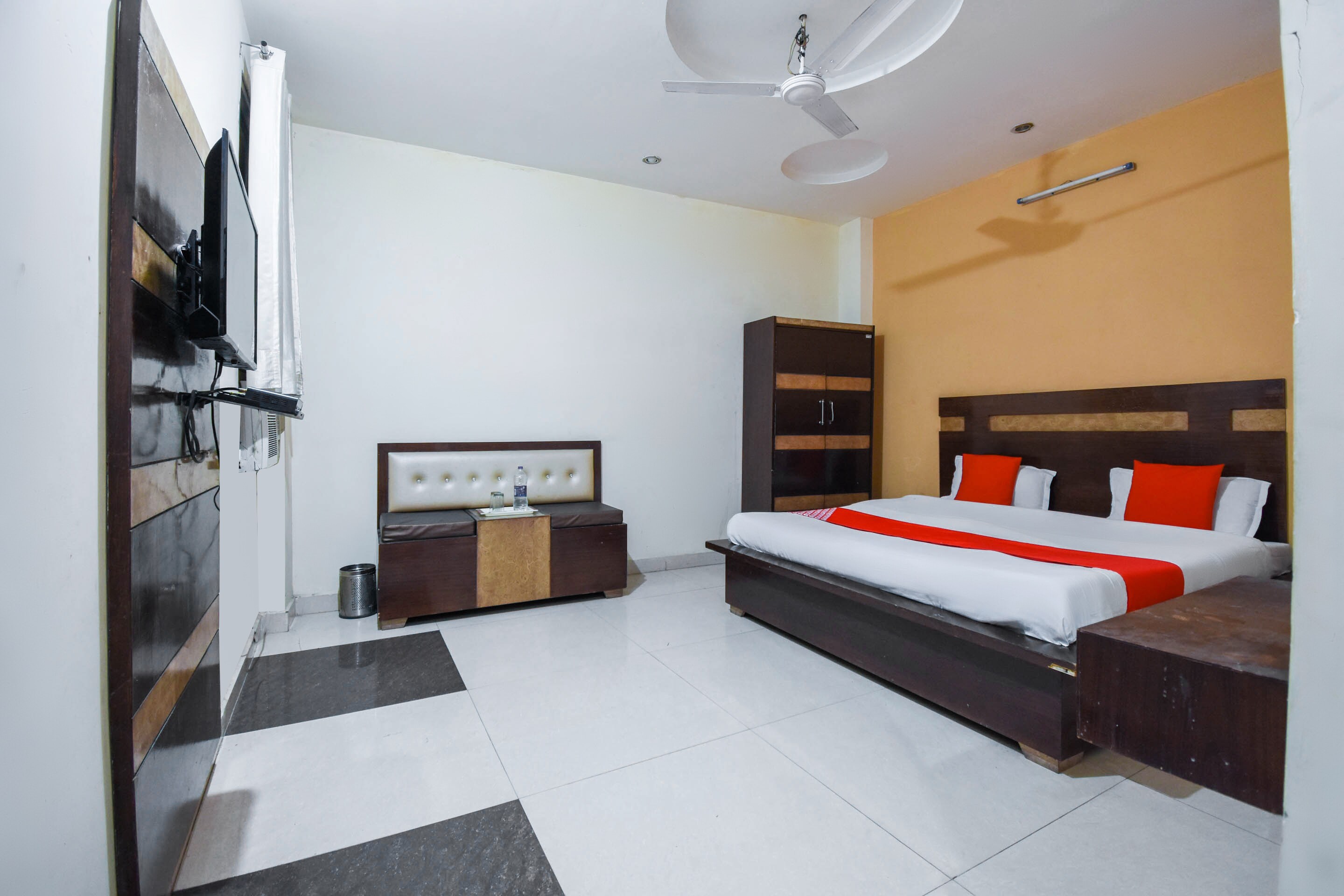 Hotel O by OYO Pearl Motichur Railway station - Tap to explore photos