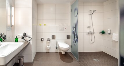 Holiday Inn BERLIN - CITY EAST SIDE Room Type - 1 King Premium Courtyard View Holiday Inn BERLIN - CITY EAST SIDE Room Type - 1 King Premium Courtyard View