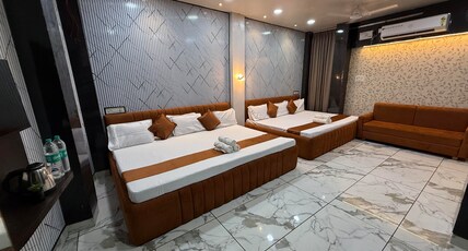 hotel krishna palace Room Type - Deluxe 6 Bed Family Room With Double Washroom