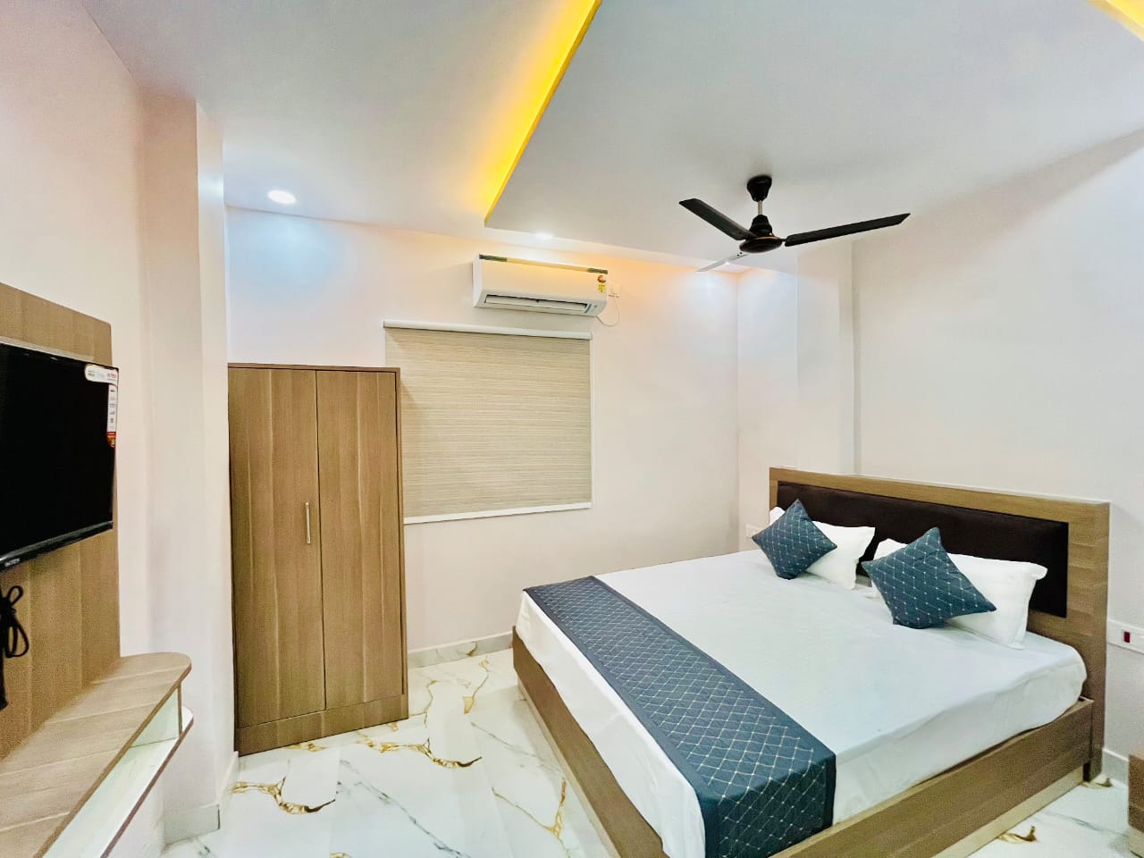 PVS Grand - Tap to explore photos