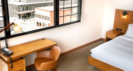 The Lismore Hotel Eau Claire - a DoubleTree by Hilton Hotel Room Type - 1 KING CORNER ROOM