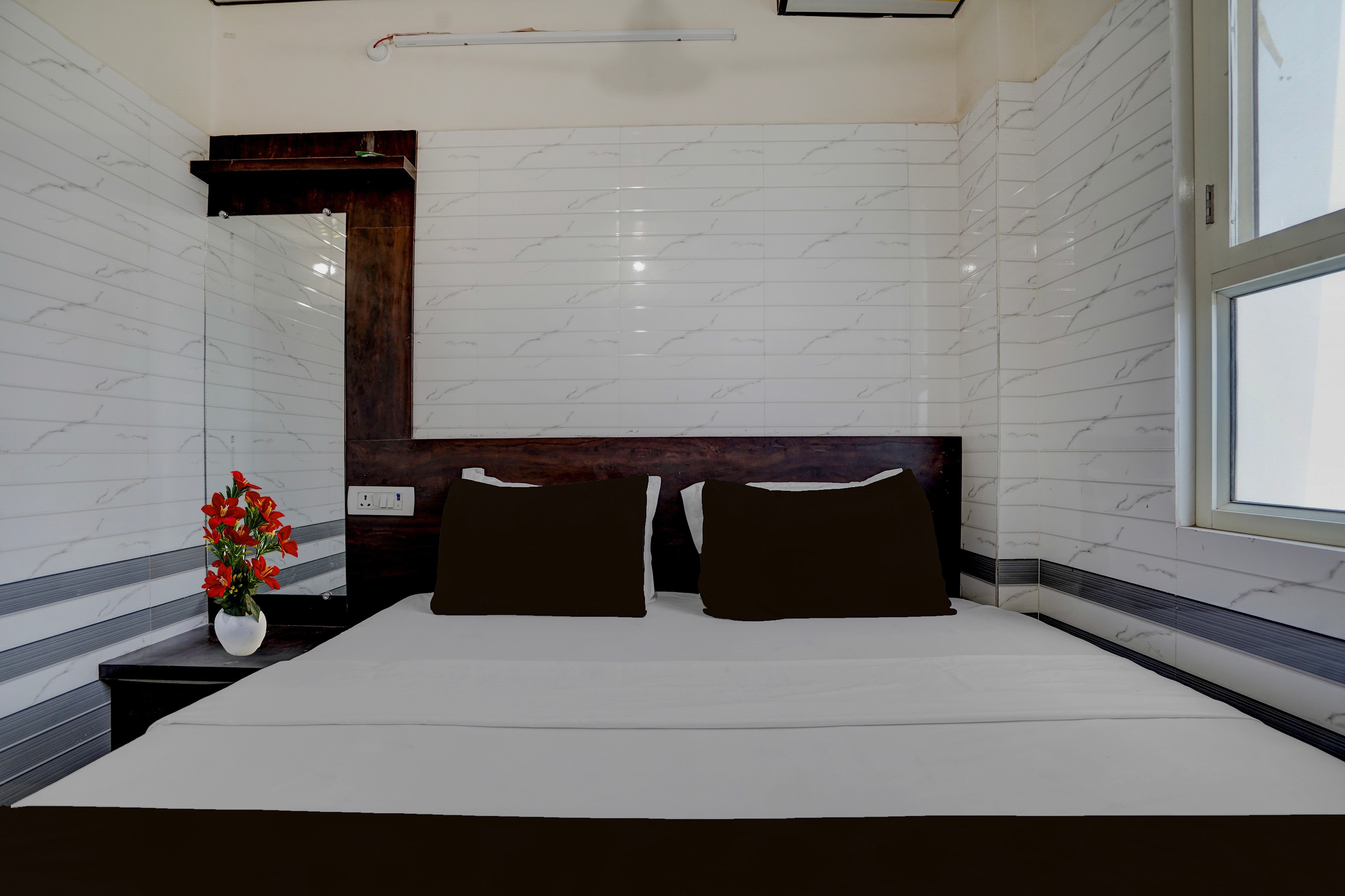 Hotel O Krishna Janam Bhoomi Formerly Ashirwad Palace - Tap to explore photos