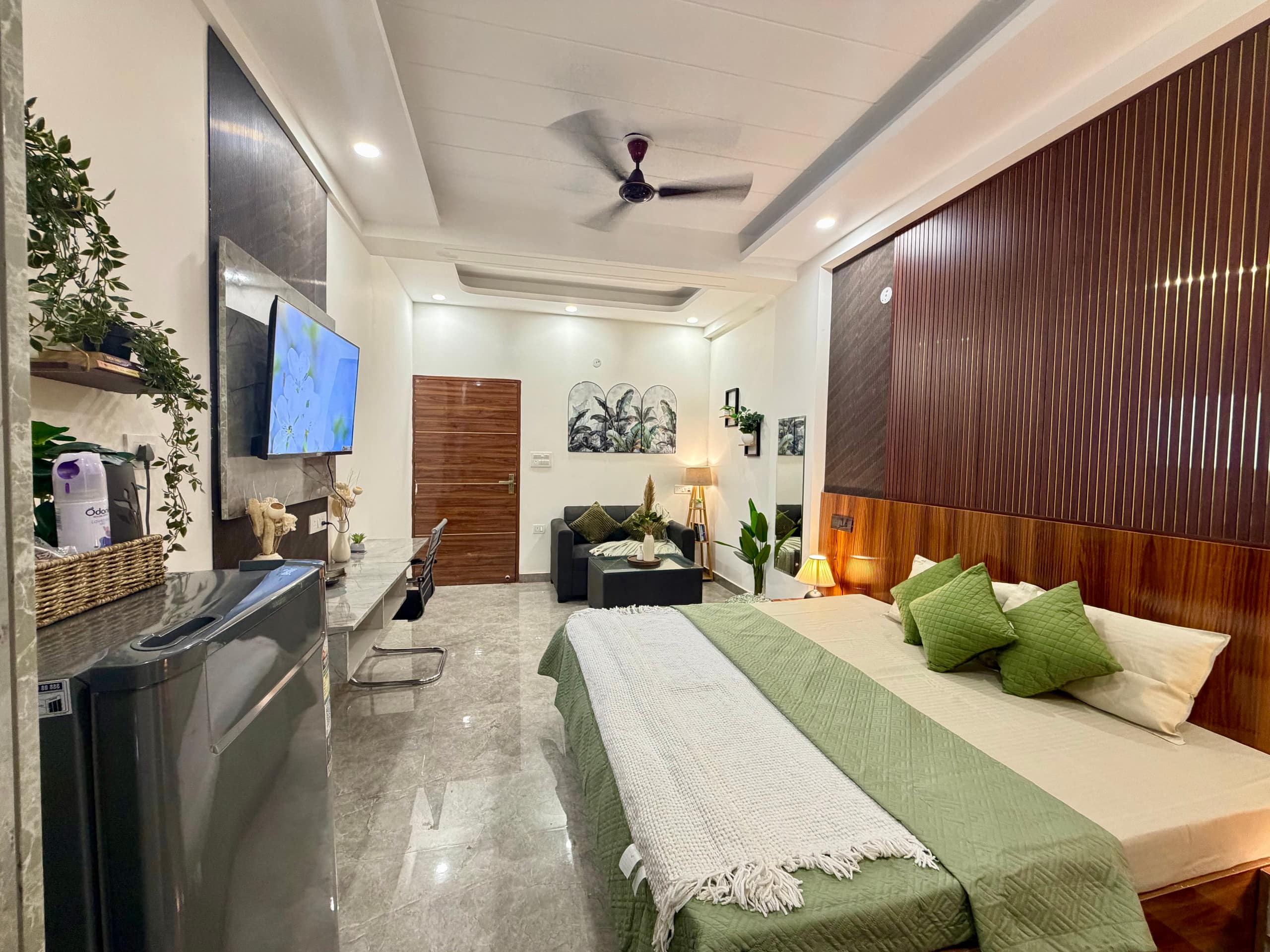 Studio apt in sec 39 Near Medanta Max Fortis - Tap to explore photos