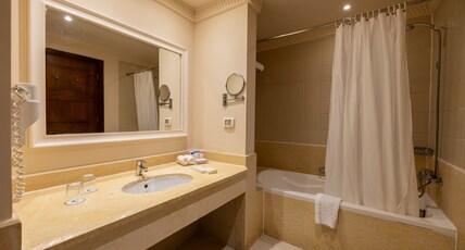 Continental Plaza Beach Resort Room Type - 1 King Standard Seafront Beach Access Balcony