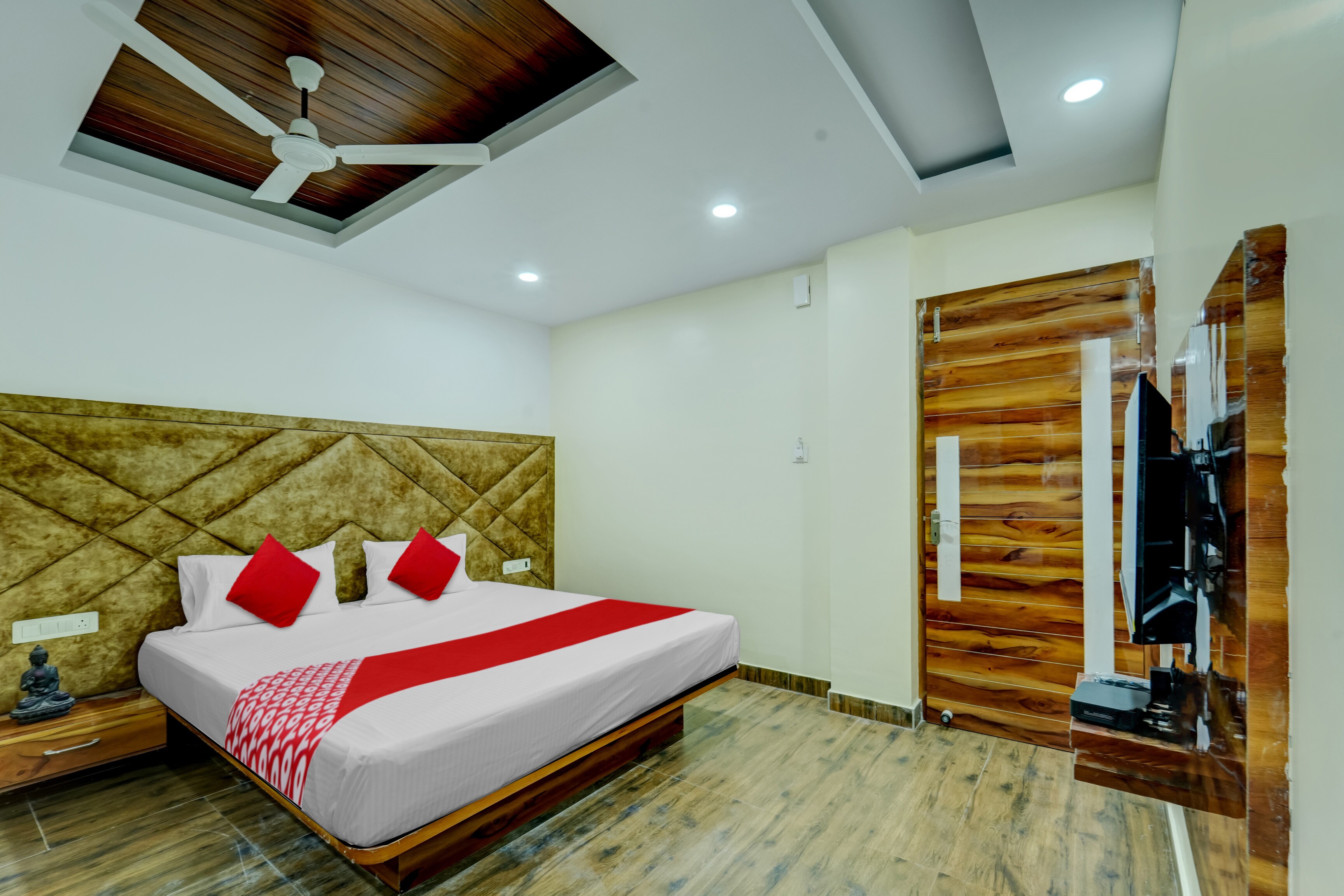 Hotel O Pari Shree - Tap to explore photos
