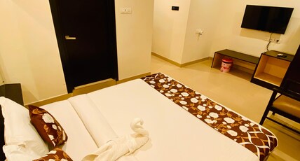 Hotel Shloka Residency Room Type - Deluxe King Room