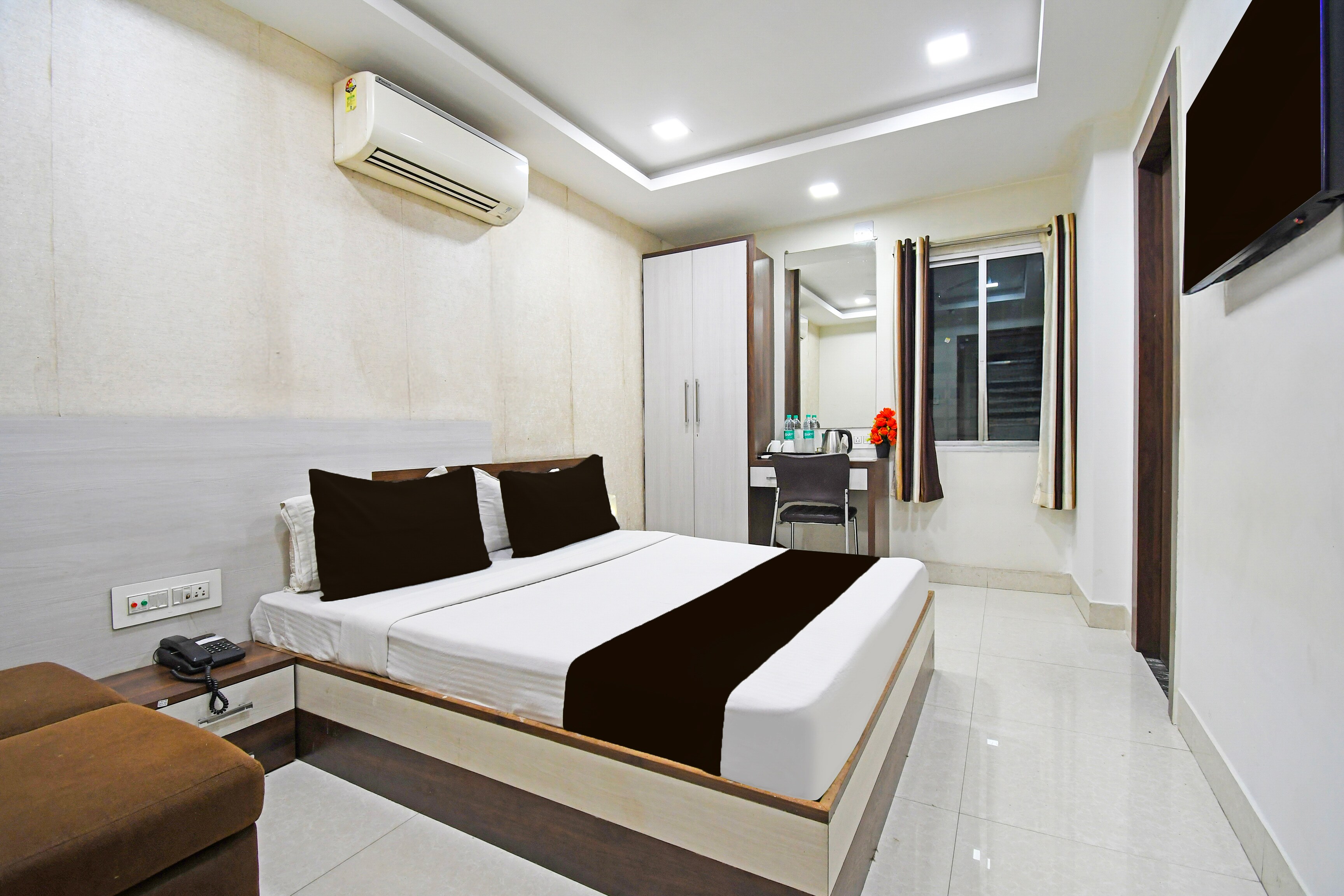 Super Townhouse Sahayogi Nagar Near Big Bazaar - Tap to explore photos