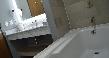 Holiday Inn Express & Suites Ciudad Obregon Room Type - 1 King Junior Suite