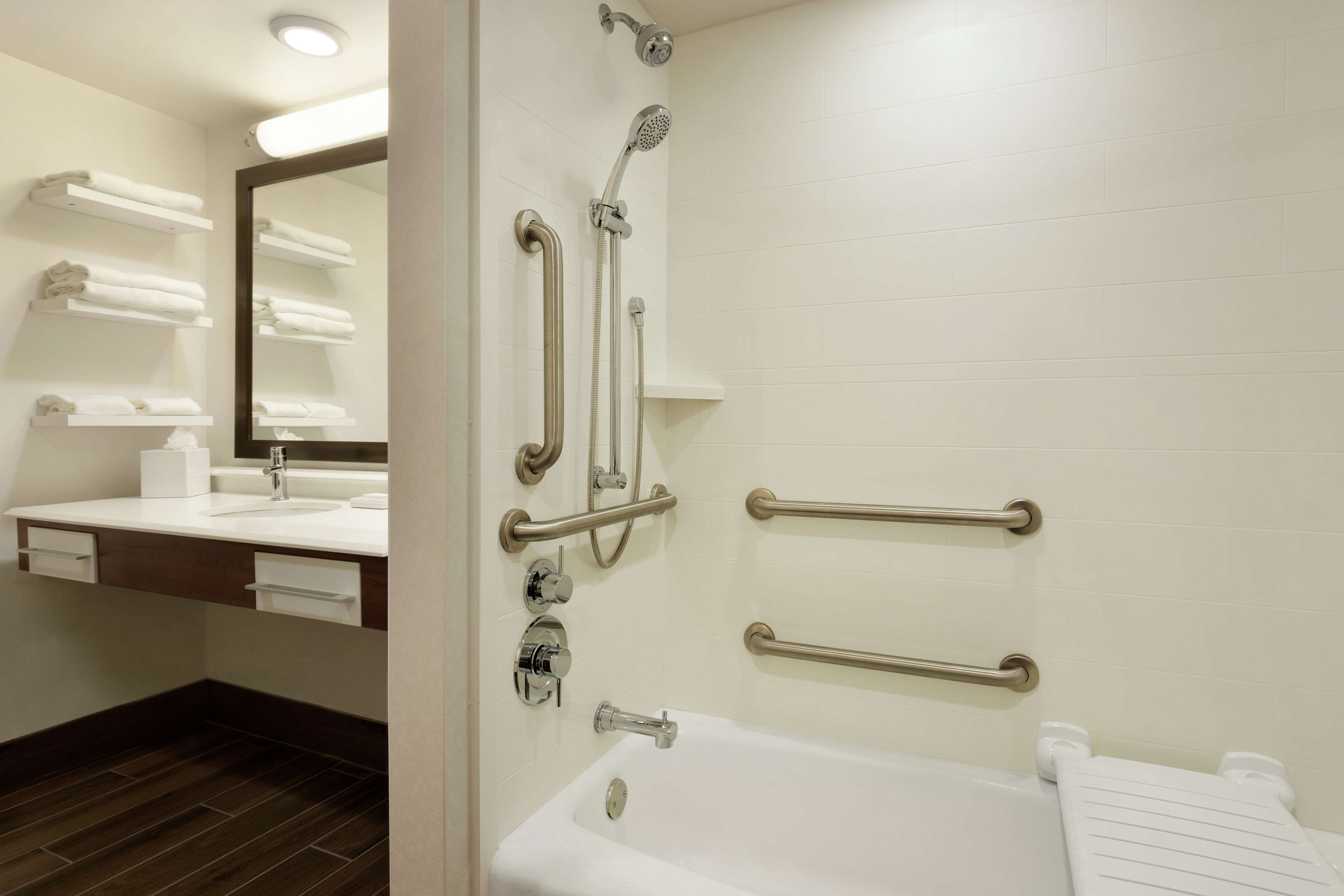 Hampton Inn and Suites Springdale - Tap to explore photos