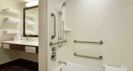 Hampton Inn and Suites Springdale Room Type - 2DBL HEAR ACC TUB SUITE NS