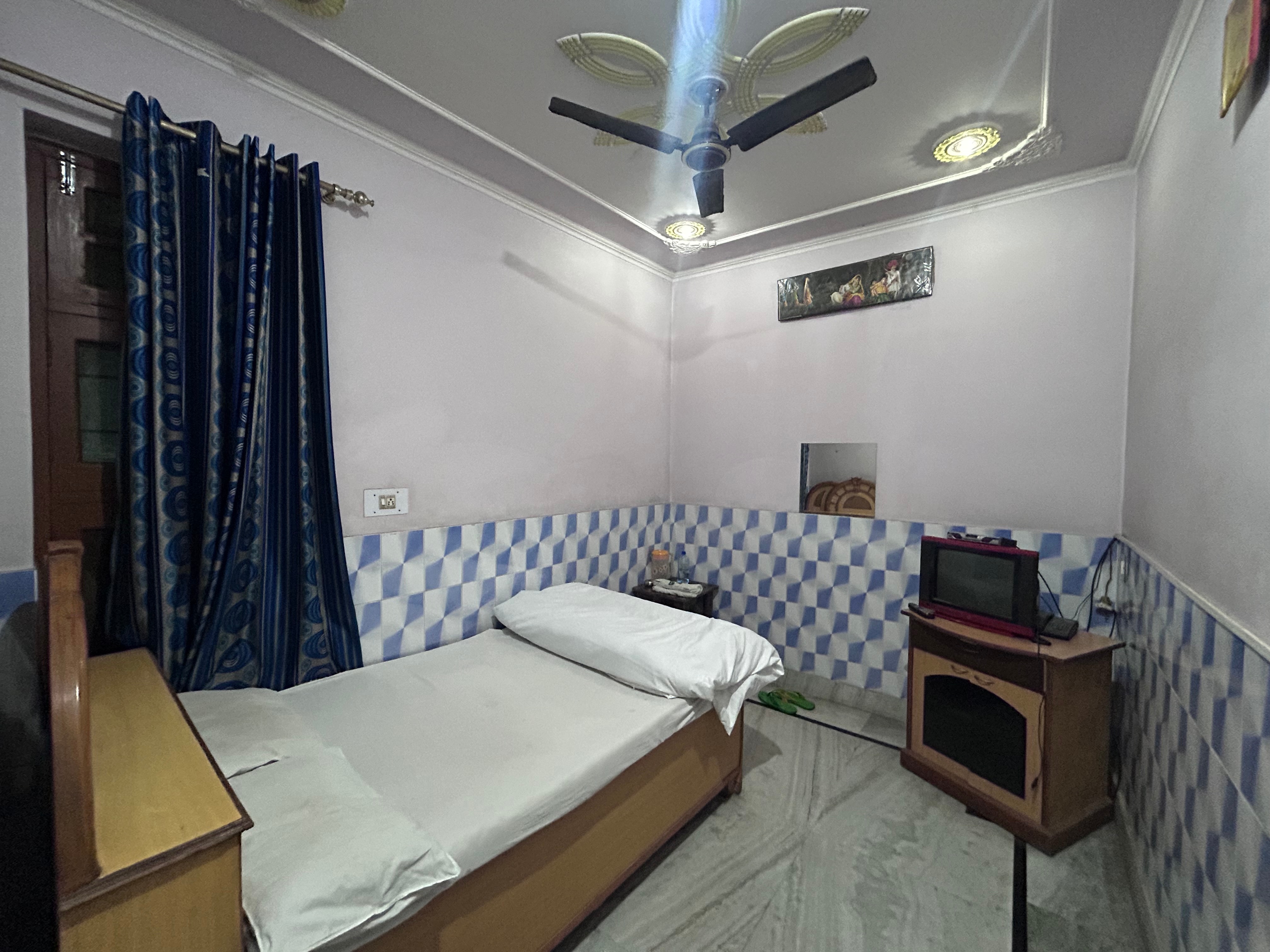 Hotel Gautam - Tap to explore photos