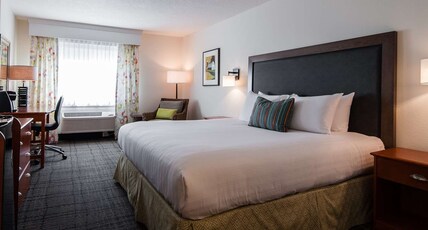 Best Western Plus University Park Inn & Suites Room Type - Accessible - 1 King, Mobility Accessible, Bathtub, Non-Smoking, Full Breakfast Best Western Plus University Park Inn & Suites Room Type - Accessible - 1 King, Mobility Accessible, Bathtub, Non-Smoking, Full Breakfast