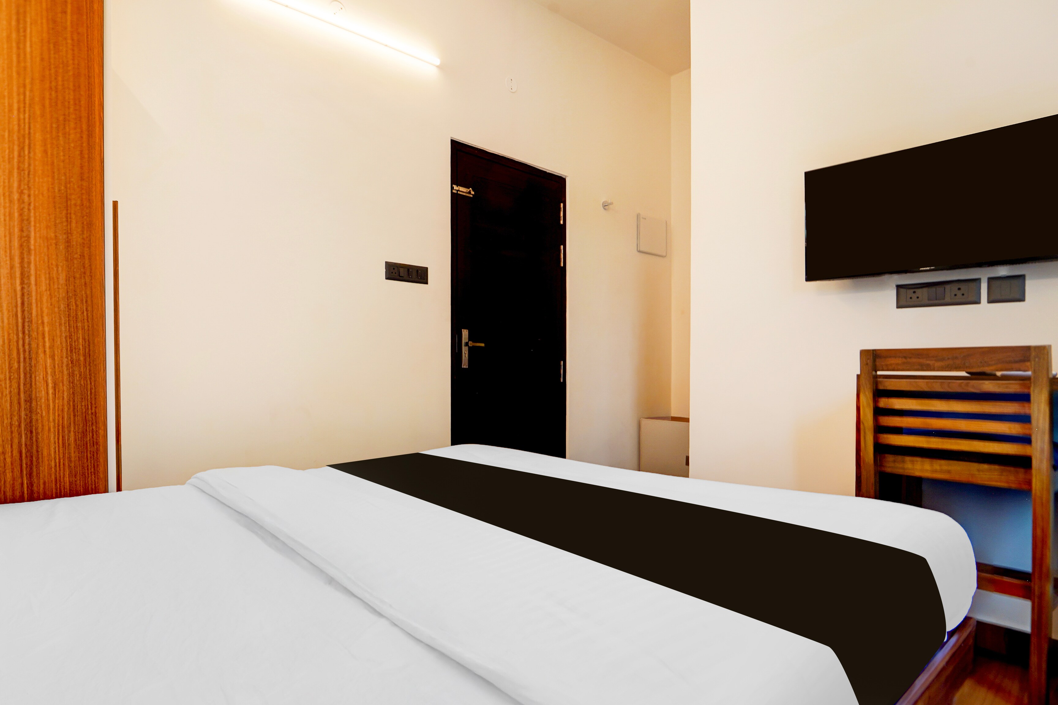 Hotel O Gandhi Nagar Near South Railway Backgate - Tap to explore photos