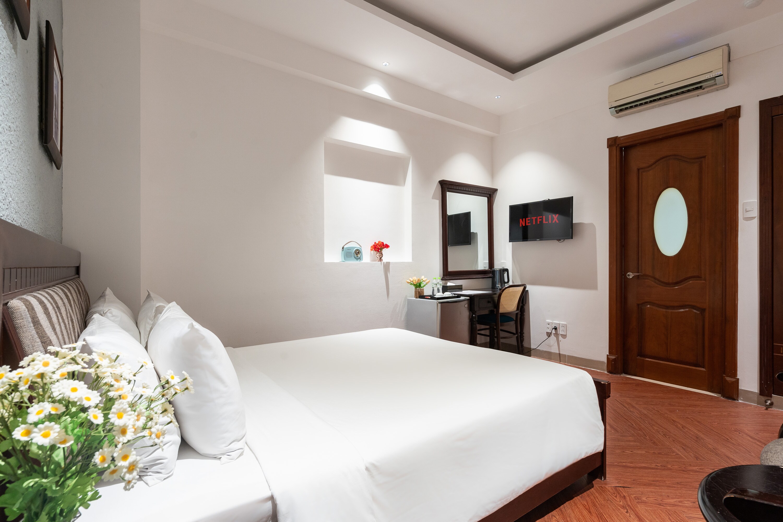 Nicecy Hotel - Bui Thi Xuan Street - Tap to explore photos