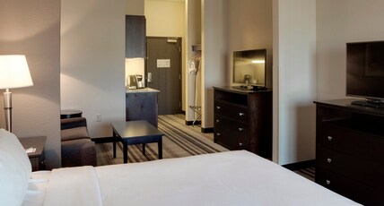 Holiday Inn Express & Suites Nevada, an IHG Hotel Room Type - 1 King Bed Suite Comm Access
