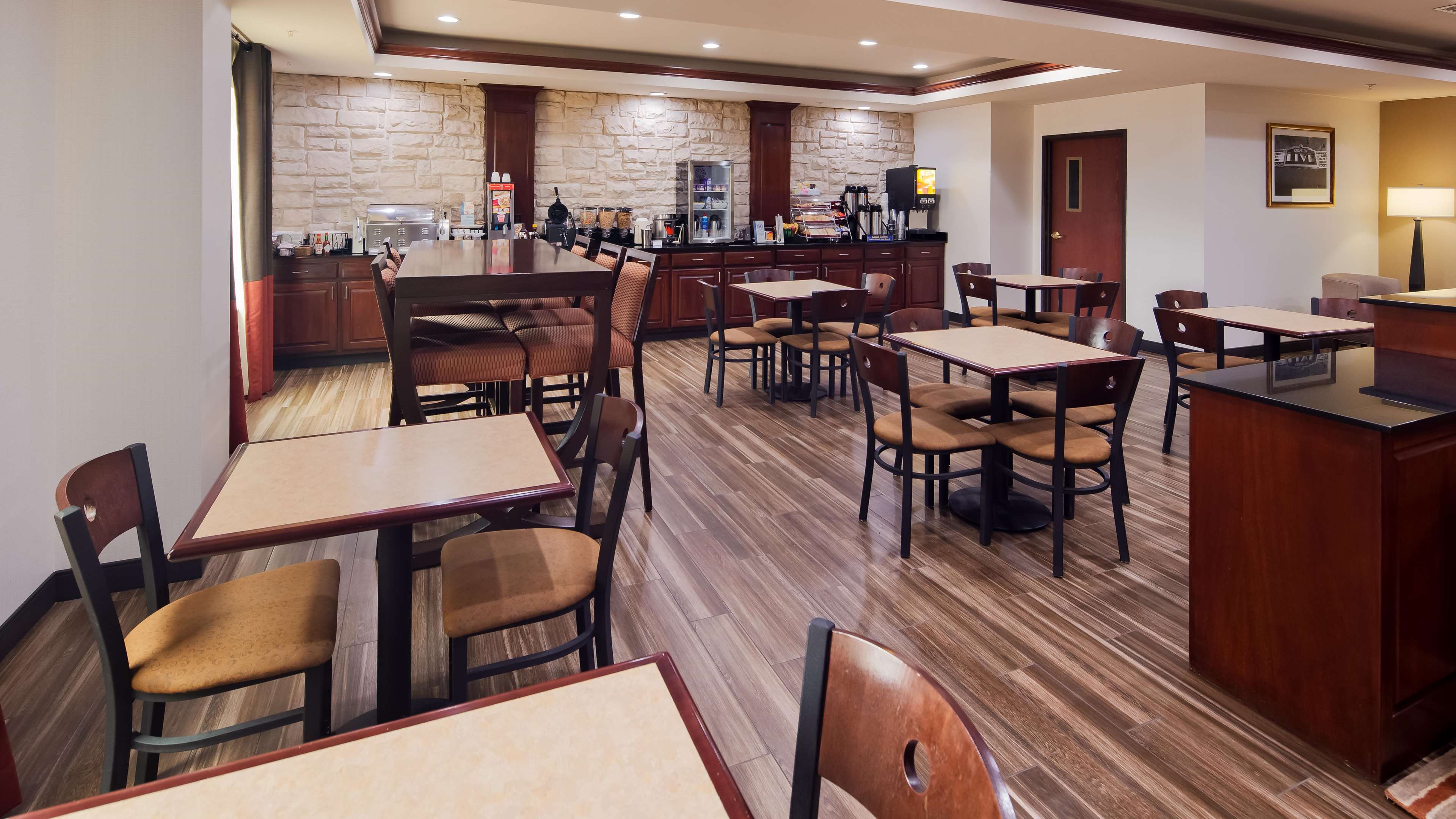 Best Western Granbury Inn & Suites - Tap to explore photos